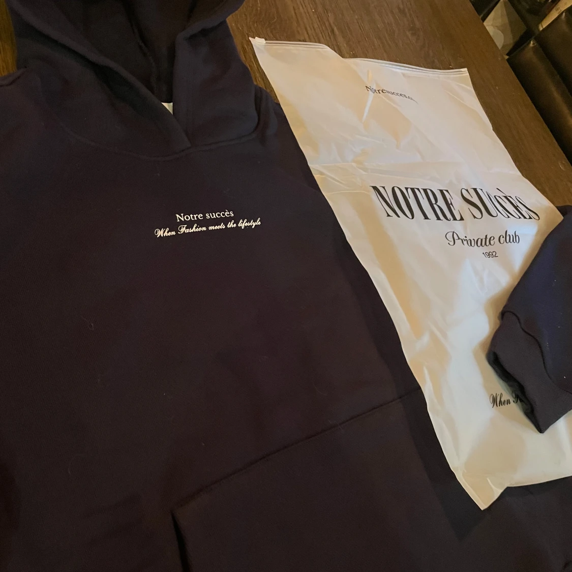 Marinblå Notre Succès hoodie med tryck - 3