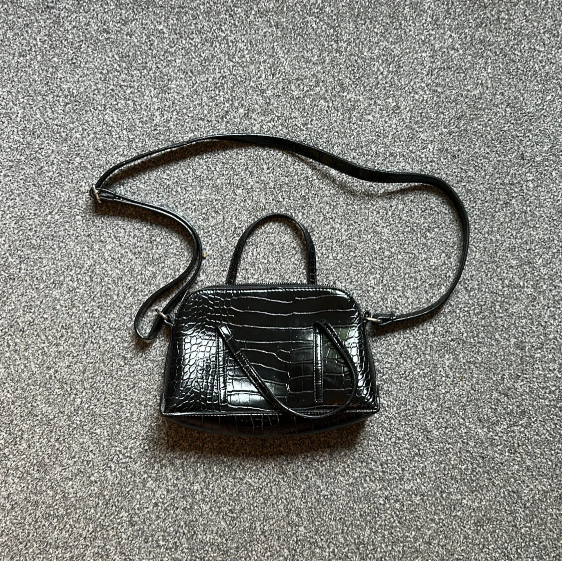 Svart axelväska med krokoprägling