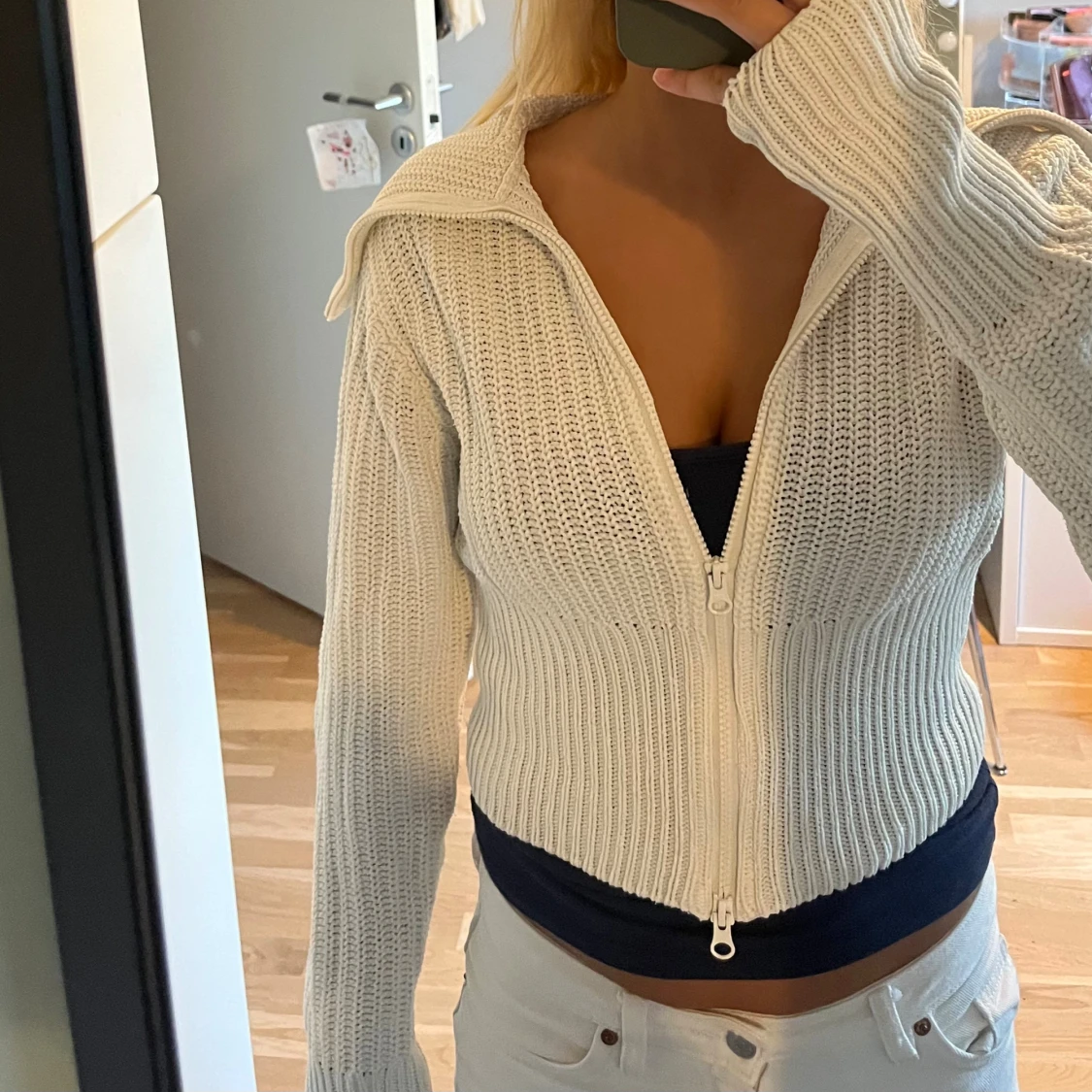 Vit stickad kofta med dragkedja