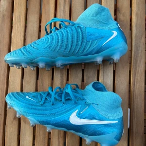 Fotbollsskor Nike - Nike Phantom Luna 2 Elite AG. 9,9/10 skick testade en gång i 30 min. De är som nya! Säljs för att de inte passar 🙏 endast skor tillkommer