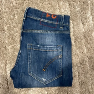 Blå dondup jeans - Säljer ett par blåa dondup jeans. Ny pris är ca 4000kr, mitt pris 1499! Modellen är ca 180cm och de är lite korta på. Hör av dig vid funderingar!