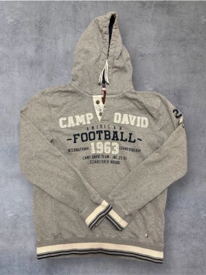 Vintage Camp David hoodie - Säljer en riktigt fet och unik hoodie från Camp David. Perfekt för dig som en söker en hoodie som sticker ut lite extra 🤩