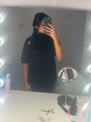 Svart stickad polotröja - Mysig svart stickad polotröja med korta ärmar. Nyligen köpt från gina men komer inte till ansvänding💕