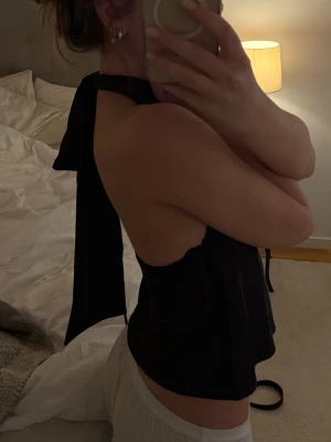 Silkes topp - En så så fin stilren silkes topp med knytning runt halsen som man kan justera hur man vill! Enbart använd en gång!🥰😍🙌🏽💕