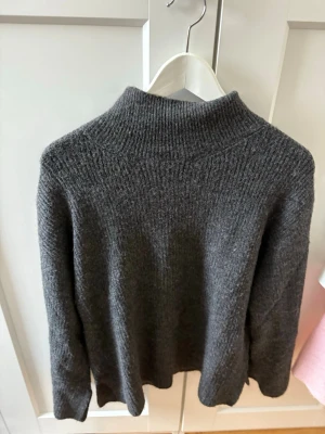 Stickad  - Stickad mörk grå polo från lager 157 storlek xs