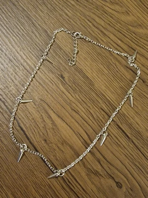 Halsband punk - Halsband punk med spikar. Längd 49 cm.