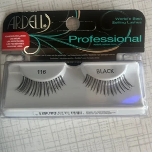 Ardell lösögonfransar 116 Black - Snygga svarta lösögonfransar från Ardell i modellen 116. Fransarna är långa och separerade för en naturlig men markerad look. Lim medföljer i förpackningen. Perfekta för att lyfta din ögonmakeup och ge extra volym.