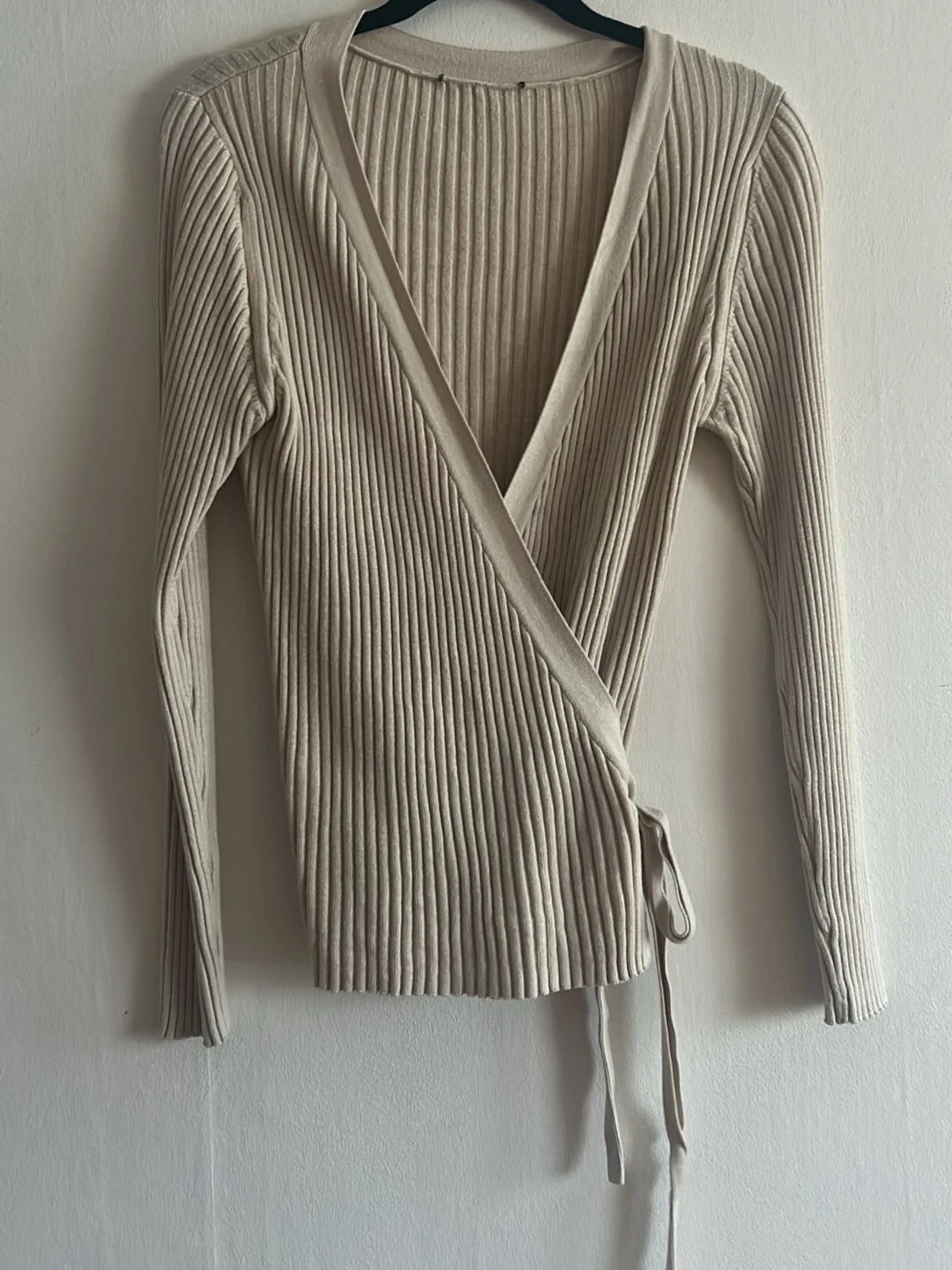 Beige ribbad omlottkofta