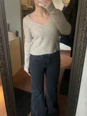Beige ribbstickad tröja med v-ringning mango helt ny - Säljer en beige ribbstickad tröja med v-ringad hals och långa ärmar från mango. Helt ny med prislapp kvar. Ull-blandning, storlek xs men stretchigt och passar även s/m