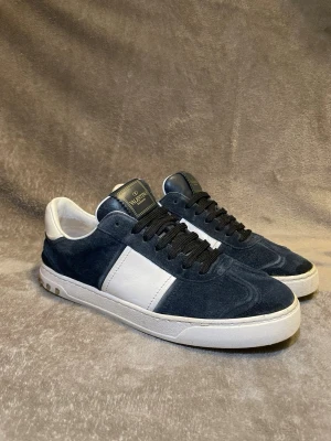 Valentino Flycrew  - Säljer ett par extremt ovanliga Valentino flycrews i den populäraste färgen marinblå! Alla nitar är kvar, den vänstra skon har limmats proffesionellt och är nu ingenting man märker av. Skorna kommer tillsammans med dustbag! Skick 8/10. Hör av dig om du har frågor eller funderingar!✨