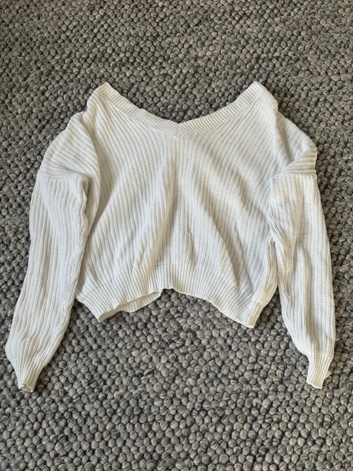 Vit ribbad stickad tröja med snörning