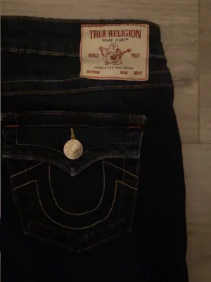 True Religion bootcut jeans mörkblå - Mörkblå jeans från True Religion helt nya! 