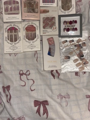 Mixade lösnaglar i olika färger och mönster - Säljer flera set lösnaglar i olika färger och former. Inkluderar nude, rosa, vinröda och glitterdesigns. Finns både långa och korta varianter, samt olika former som almond och square. Materialet är plast och akryl. Perfekt för dig som vill ha snygga naglar snabbt. Obs! Vissa är använda och vissa inte. Skickar inom 1-2 dagar, ansvarar ej för postens slarv.