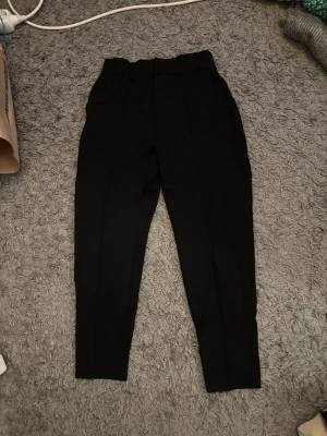 Kostymbyxor  - Fina kostymer från only, skick är svårt att sätta exakt då alla har olika åsikter men enligt mig är skicket bra och jag kan inte hitta några skador när jag kollar igenom