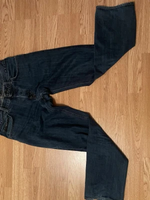 Mörkblåa jeans från Hugo boss - Jeans från Hugo boss, har inga synliga tecken på användning men lappen inuti är så sliten så de inte syns nåt där därför är dom mellan W31-34 skulle jag säga och L32-34 nånstans där imellan. Tveka inte att höra av er
