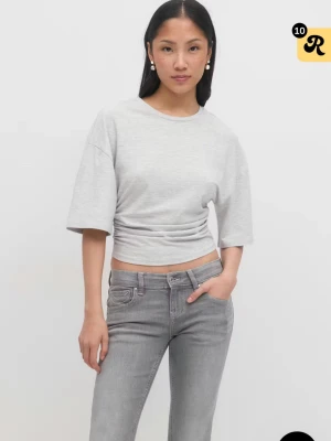 Ljusgrå croppad topp med rynk - Säljer en ljusgrå croppad topp med halvlånga ärmar. Toppen har snygga rynkdetaljer i sidorna som ger en cool passform. Perfekt till jeans eller kjol för en avslappnad look. Materialet känns mjukt och stretchigt. Storleken är s och den är ifrån Gina 