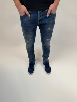 Dondup Jeans  - Dondup Jeans! Trendigaste jeansen på marknaden.  Ny pris= 4000 kr Säljs för= 899 kr (Modellen har original slitningar från fabrik vilket är väldigt eftertraktat och populärt)