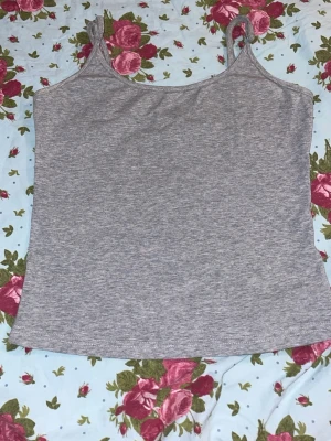 Grå tank top, S - Grå tank top i storlek S från Shein. Aldrig använd. Märkeslapp är bort klippt som det står Shein på.