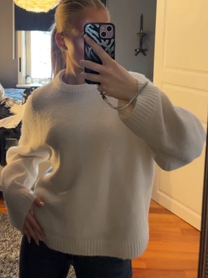 Stickad vit tröja - Säljer denna jättemjuka vita stickade tröjan från Gina Tricot i storlek S, perfekt att ha nu i kylan under vintern eller att slänga på sig över klänningen under sommarn! Älskat denna tröjan men fick en ny vit stickad nyligen så kände att det var dags! Nypris 400kr💘