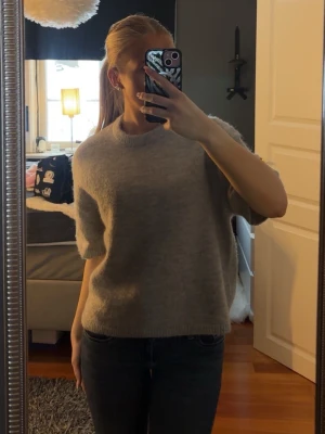 Grå stickad tröja  - Säljer denna grå stickade tröjan med trekvartsärm, då den inte kommer till användning. Använd 1 gång, nyskick. Från Gina Tricots premium-kollektion, storlek S💕Nypris 329 kr