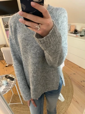 Grå stickad tröja  - Mysig grå stickad tröja, jättefin passform. Säljer då jag inte får användning för den!!❤️❤️