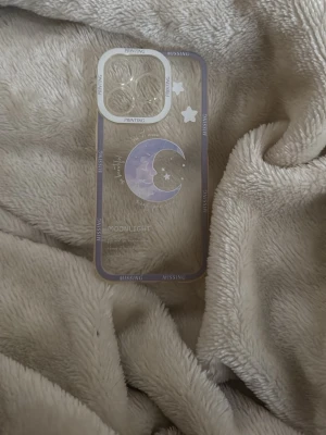 Mobilskal  - Ett fint genomskinligt mobilskal med en måne detta skal kommer inte till användning hos mig längre, mobilskalet passar till en iPhone 15 PRO 