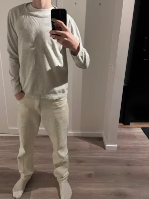 Ljusgrå Hugo boss långärmad tröja - Tja den är i mycket bra skick från Hugo boss i storlek S i längden och m i bredden. Den var i storlek L från början men minskades i tvätten.