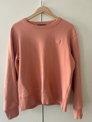 Ljusrosa sweatshirt från Acne Studios - Tröjan är lite oversized o passar som M. Inget synligt slitage. Nypris 2300