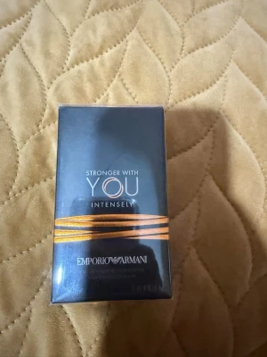 Stronger With You Intensely parfym - Emporio Armani Stronger With You Intensely är en modern parfym i elegant förpackning. Volym: 50 ml (1.6 FL.OZ). Perfekt för dig som vill sticka ut med en exklusiv doft. Köpt på Åhléns 