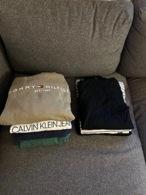 Klädpaket XS/S - Rensade ut garderoben och hittade flera saker som nån annan kan få bättre nytta för. Allt är använt endast få gånger.  Passar tonåring med storlek XS/S i storlek  Vad som ingår: -Bondelid hoodie -Calvin Klein Jeans Half Zip -Tommy Hilfiger Hoodie -Lammulls Half Zip -T shirt Bondelid -T shirt Lyle and Scott -T shirt MQ -Park Lane Sweatshirt -GAP Polo