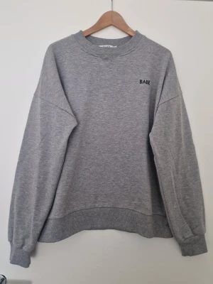 Nakd grå oversize sweatshirt - Nakd grå oversize sweatshirt i storlek XL. Använd, bra skick, lite nopprig men inte mycket synligt.