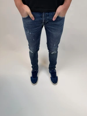 Dondup Jeans  - Dondup Jeans! Trendigaste jeansen på marknaden.  Ny pris= 4000 kr Säljs för= 1099 kr (Modellen har original slitningar från fabrik vilket är väldigt eftertraktat och populärt)