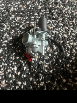 Förgasare 19mm aerox - En 19 mm förgasare till aerox i fint skick. Har aldrig använts av mig sen ja köpte den av en kompis och han använde knappt den.