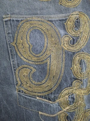 Gino green global baggy jeans. - Svart gåra byxor som inte säljs längre. Köpte på en second hand. De var klippta när jag köpte dom. Inte trasiga och sitter bra.