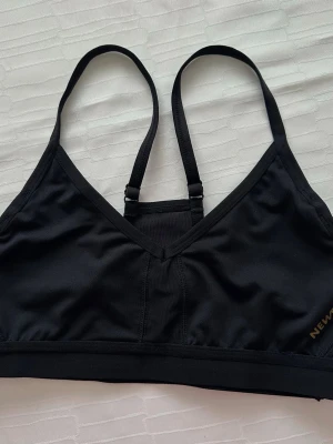 NEWBODY BH S svart  - En sport bh S svart i bra skick utan införbara bröstkoppar 