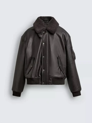 Svart bomberjacka i skinnimitation (Nya kollektionen Zara) - Säljer en svart bomberjacka från Zara i skinnimitation med bred krage i teddy. Jackan har dragkedja och knappar framtill, fickor med lock och en extra ficka med dragkedja på ärmen. Ribbstickade muddar vid ärmslut och midja ger en schysst passform. Köptes för två dagar sen, aldrig använd. Nypris 999kr se länk https://www.zara.com/se/sv/jacka-med-skinneffekt-och-lostagbar-krage-p05070702.html?v1=495712292