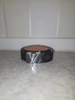 Louis vuitton bälte med svart färg och silver spänne - Louis vuitton bälte med svart färg och silver spänne