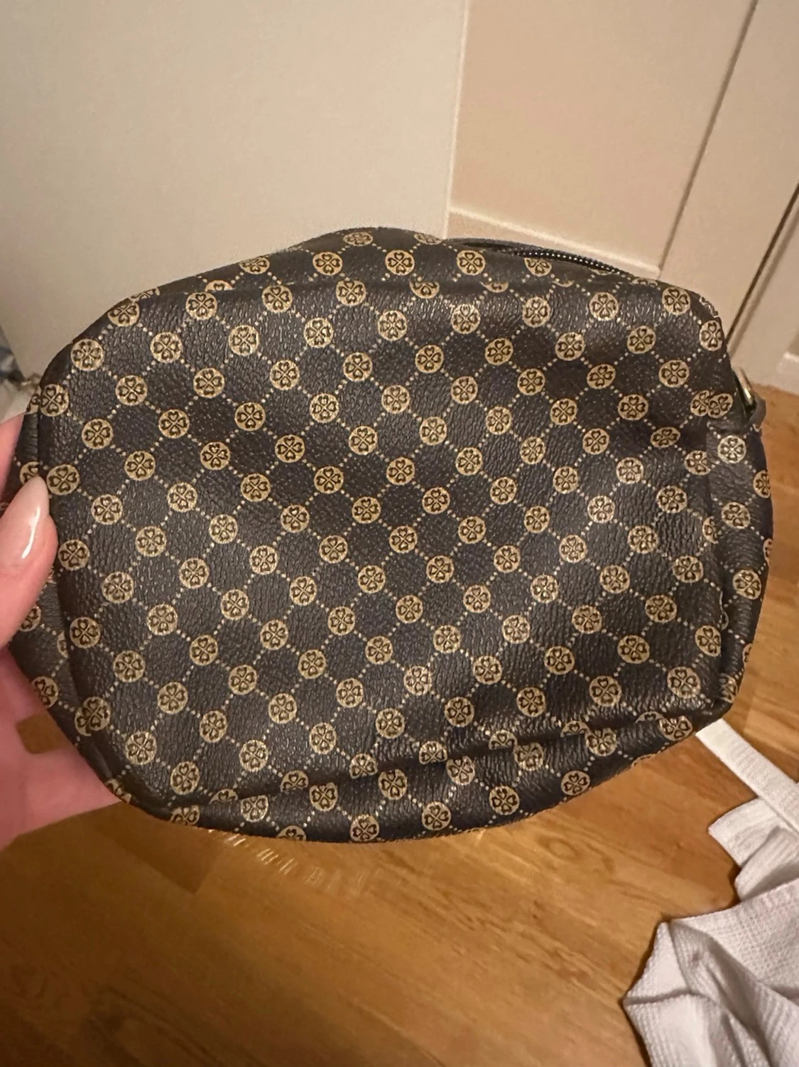 Svart axelväska med kedja och mönster - 1