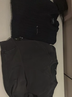 ❗️ Tre olika märkeströjor ❗️ - Säljer tre olika tröjor i bra skick | 1:Bondelid(size M, marin blå, mycket bra skick)  — 2: Stone Island (junior 14/170, mörk grå, okej skick) — 3: mörkblå Play cdg zip (size M, mycket bra skick) kom med  ❗️BUD❗️och ställer era frågor innan köp så löser vi en snabb och smidig affär. Mvh// GC