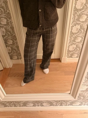 Grå-rutiga wide kostymbyxor - Dessa är ett typ av kostymbyxor i ett mer tyg-material. Passar perfekt både till vardags och finare tillställningar. Använda men i superfint skick!.