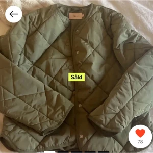 Olivgrön quiltad jacka från Nelly - Säljer en olivgrön quiltad jacka från Nelly i storlek S, perfekt nu till våren💕