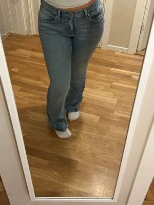 Ljusblå jeans från Perfect Jeans, strl 38 - Säljer ett par ljusblå jeans från Gina Tricot i storlek 38. Klassisk femficksmodell med raka ben och normal passform. Jeansen har en snygg tvätt och är tillverkade i mjukt denimtyg med bälteshällor. Aldrig använt!