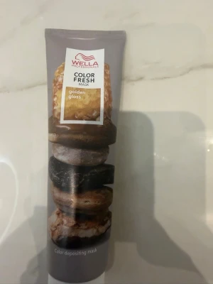 Wella Color Fresh Mask Golden Gloss - Wella Professionals Color Fresh Mask i nyansen Golden Gloss (färginpackning)  köptes för 260 testat på en slinga bara. Som ny.  Säljs då jag var ute efter en mörkare färg 
