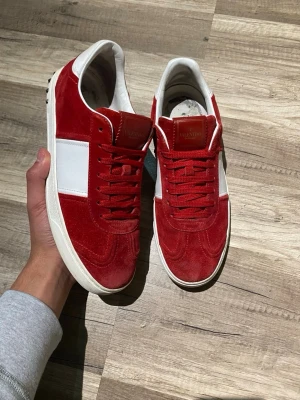 Valentino flycrew - Flycrews i fint skick. Röd färg, strl 42,5. Allt og finns och alla nitar sitter kvar där bak, mitt pris 4199 men kom gärna med bud! 