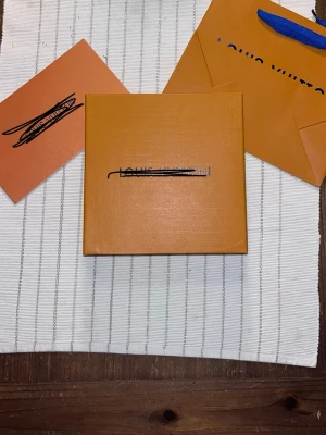 Bälte - Bälte med monogram-logga i stilren och modern design. Oanvänt, 105 cm och lätt att matcha till både vardag och fest. 💰 Pris: 299 kr utan box och tillbehör / 549 kr med box och tillbehör – priset går att diskutera.