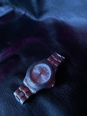 HerrKlocka - Armbandsur från Daniel David med ett silverfärgat armband. – Nytt batteri Klockan är fullt fungerande och har nytt batteri. Lättare repor förekommer, normalt bruksslitage. Inget som påverkar funktionen. Märke: Daniel David Skick: Bruksskick Funktion: Fungerar Övrigt: Box ingår ej