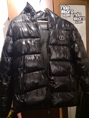 Trapstar vinterjacka - Hej! Säljer en svin cool vinterjacka från Trapstar. Den håller värmen extremt bra under kalla vinter dagar när det är som kallast ute. Prefekt om man vill hålla värmen med en street vibe/look. Den är väldigt bra skick, ända som är med den är att det är ett hål i vänster fick utöver det så är skicket 10/10. Kan tänka mig att sänka priset på grund av hålet i fickan men hör gärna av er om ni har några frågor eller funderingar!