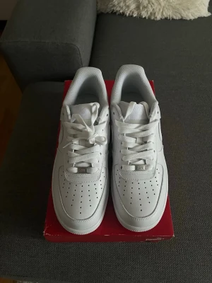 Nike Air Force 1 vita sneakers - Jag säljer ett par vita Air force 1s för bara 899 kr! Dom är helt nya utan pris lapp och jag har bara använt dom en gång tidigare