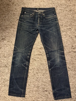 A.P.C. Petit Standard jeans blå 29 - Säljer ett par A.P.C. Petit Standard jeans i mörkblå tvätt. Väldigt snygg tvätt på dem, säljs på grund av att de blev för små för mig. Den är i nyskick utan några som helst defekter. Bara att höra av sig för fler bilder eller om du är intresserad. //David
