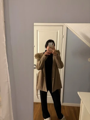 Hollies kappa - Säljer nu min jättefina hollies kappa med luva. Den är helt ny, aldrig använd! Kan gå ner i pris vid snabb affär!